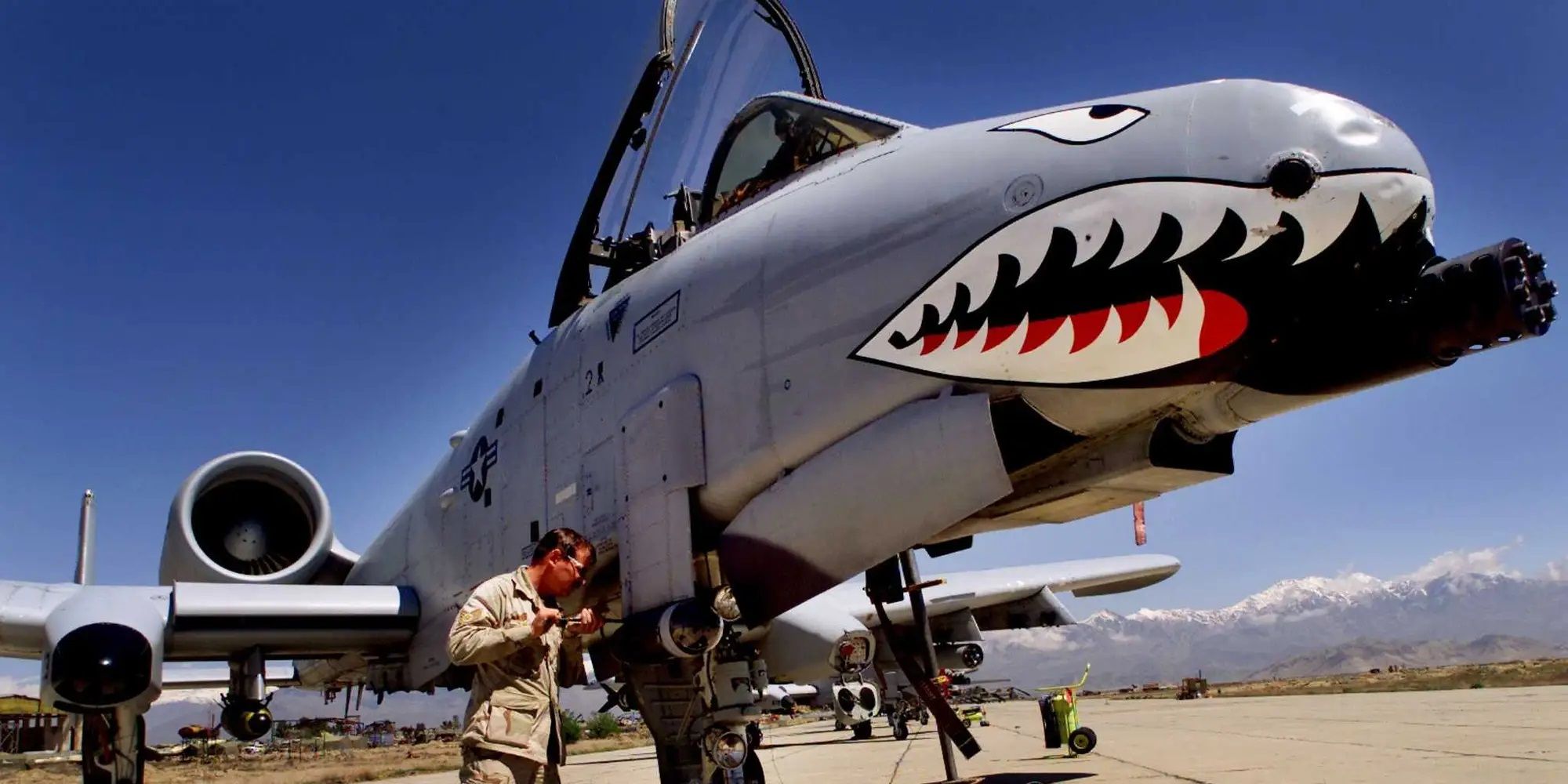 Ukrainian Military Pilots Practice Flying A-10 In a Simulator
