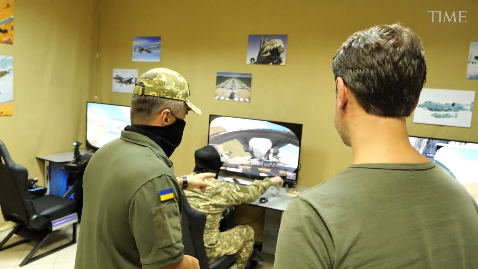 Ukrainian Military Pilots Practice Flying A-10 In a Simulator