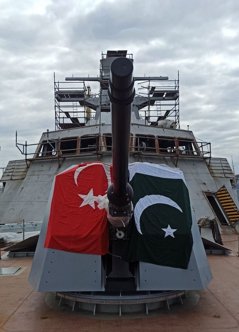 PNS BABUR Oto Melara 76 62 mm main naval gun.jpg