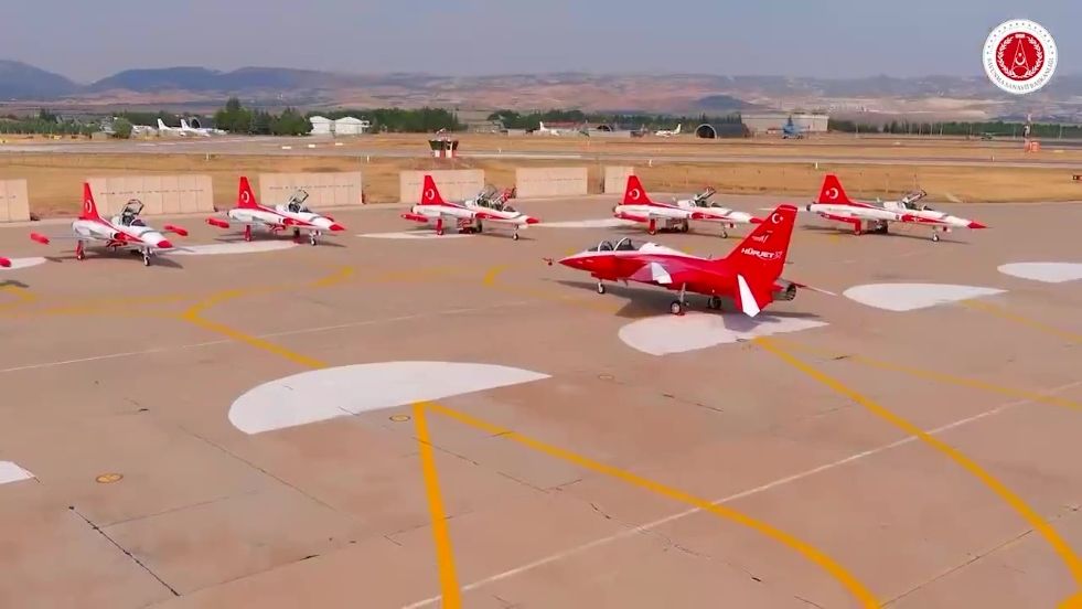 Hürjet and NF-5AB parked.jpg