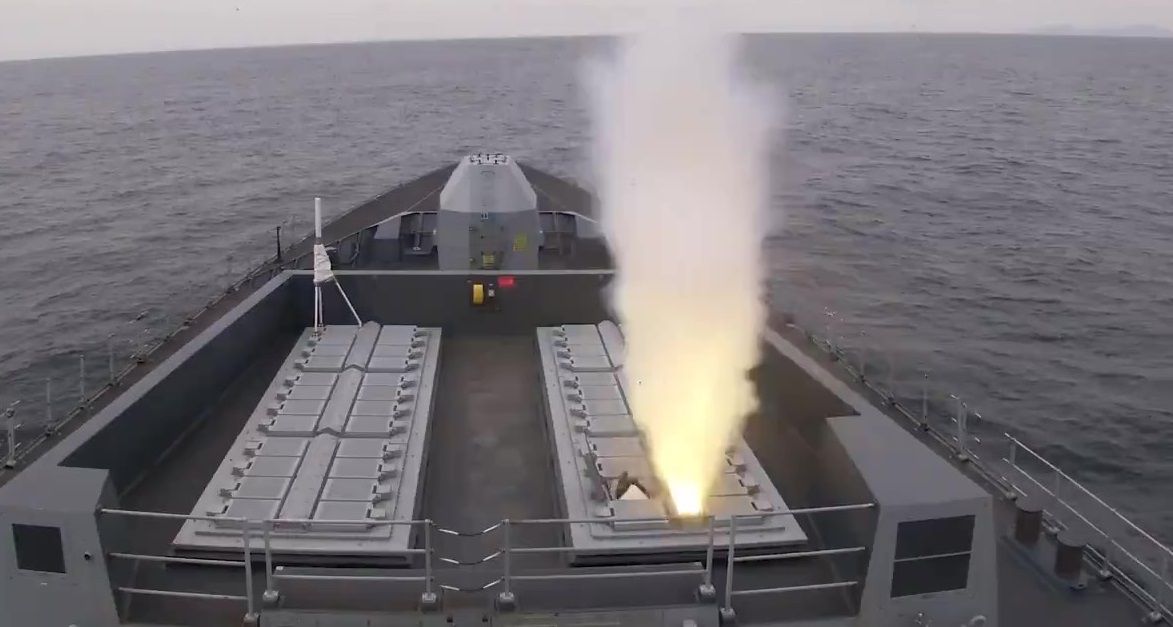 HMS Dragon Testfires its Sea Viper
