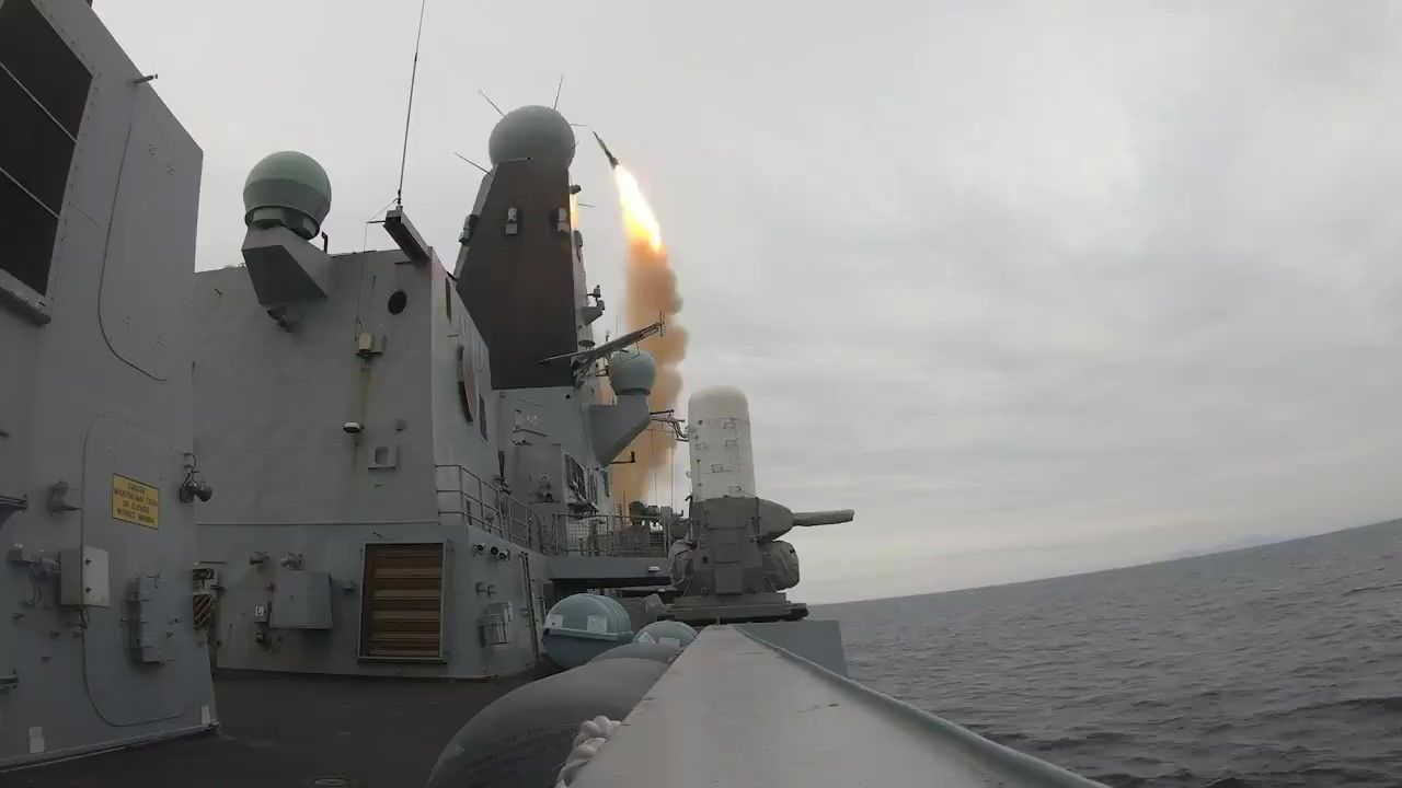 HMS Dragon Testfires its Sea Viper